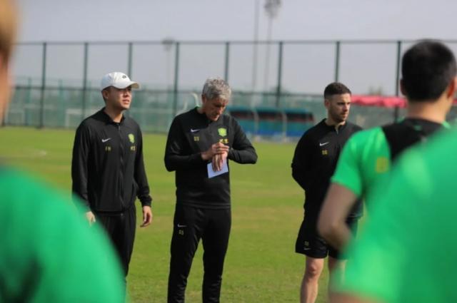 国安新帅正式带队训练 塞蒂恩练前先与队员交心