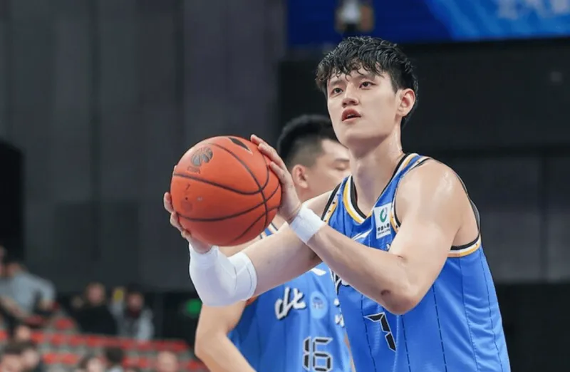 KAIYUN-曾凡博：外教在帮我改罚球手型，食指发不了力投篮会往右偏