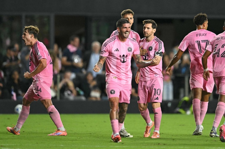 KAIYUN-记者：德保罗疑似在更衣室遗落物品，摄影师帮忙取了回来