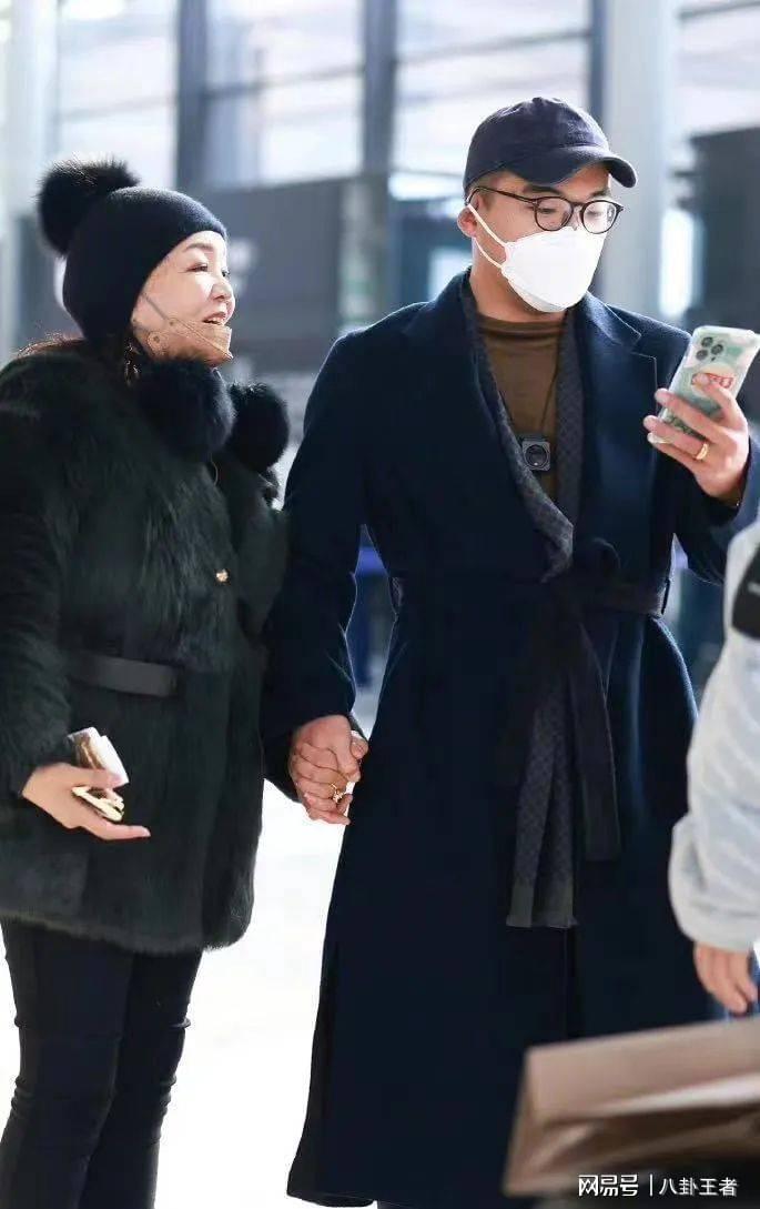 开云APP-张兰玩母子恋不挑食!新男友看起来比汪小菲小很多,她是真下得去手