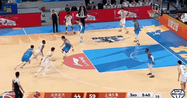 开云官网-王哲林下顺接球左手上篮打成2+1，目前10中6拿到13分13篮板